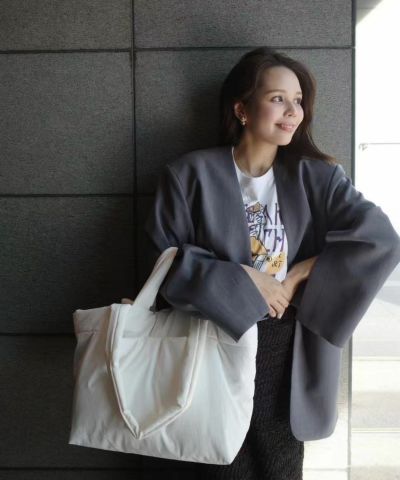 Base Tote XL | This is a(n)